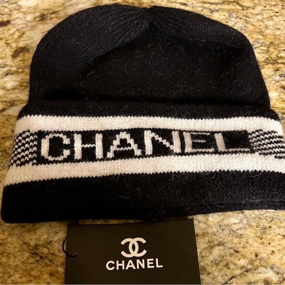 CHANEL Black and White Hat with Knitted Fabric - Picture 1 of 3